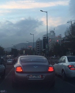 خودروی لوکس در خیابان های تهران/بنتلی با پلاک بین المللی در پارک وی