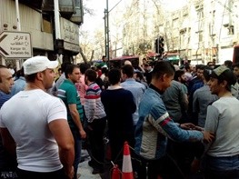 مغازه‌داران علیه دستفروش‌ها / کسبه خیابان ولیعصر به حضور دستفروش‌ها اعتراض دارند