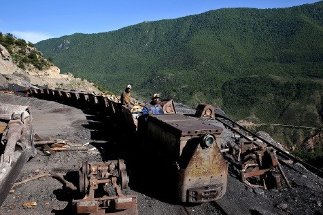 بررسی موضوع عدم پرداخت مطالبات شرکت های تولید زغال سنگ توسط ذوب آهن در کمیسیون اقتصادی