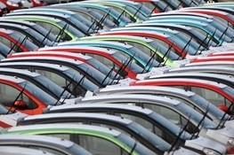 گزارشی از باز شدن پای خریداران خودرو به بازار/جزییات قیمت خودرو در بازار روزهای پایانی سال