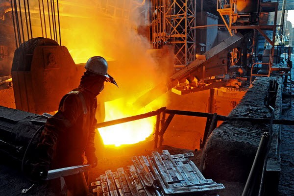 تولید فولاد ژاپن رو به پایین